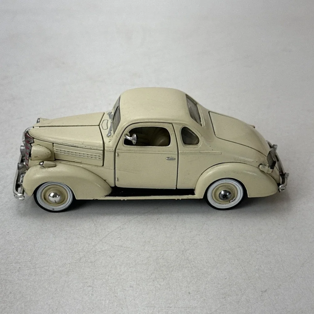 1938 Chevrolet Master Deluxe Business Coupe National Motor Museum 1:32 Cream